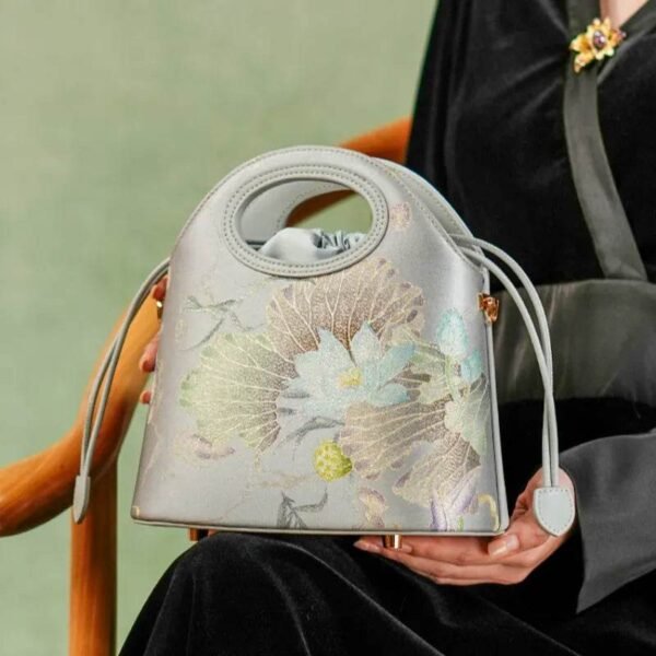 2_プリント_ジャカード_ロータス_グレー_巾着_バケットバッグ_LD120670 2_Printed_Jacquard_Lotus_Gray_Drawstring_Bucket_Bag_LD120670