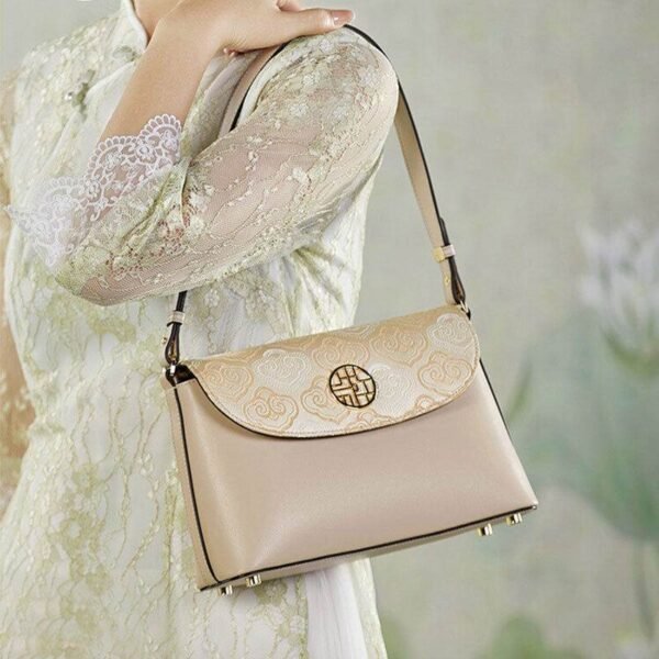 刺繍_レザー_ショルダーバッグ_吉祥雲_-_中文2475121 Embroidery_Leather_Shoulder_Bag_Auspicious_Clouds_-_SinoCultural-2475121