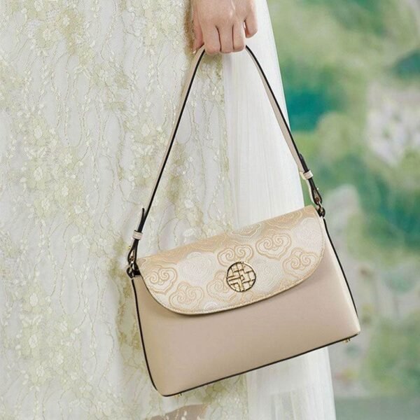 刺繍_レザー_ショルダーバッグ_吉祥雲_-_中文2475126 Embroidery_Leather_Shoulder_Bag_Auspicious_Clouds_-_SinoCultural-2475126