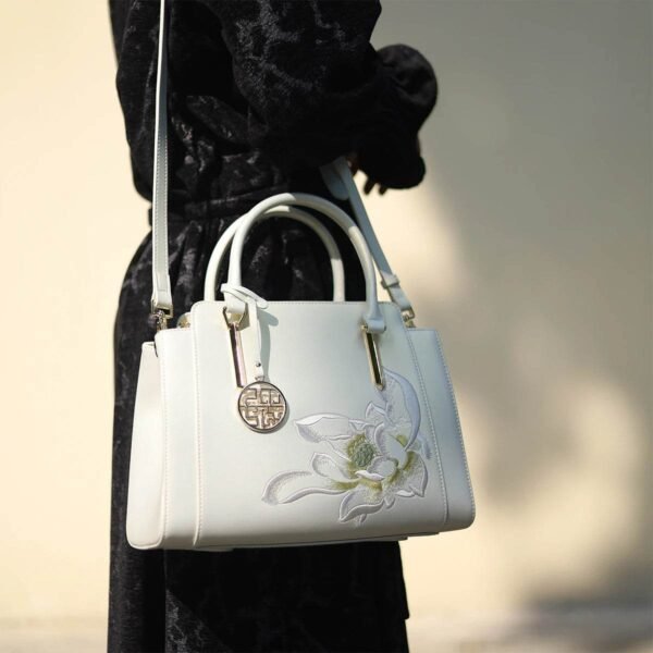 IMG_3384_レザー刺繍トートバッグ_ホワイト_ロータス_クロスボディバッグ_P120317 IMG_3384_Embroidery_Leather_Tote_Bag_White_Lotus_Crossbody_Bag_P120317