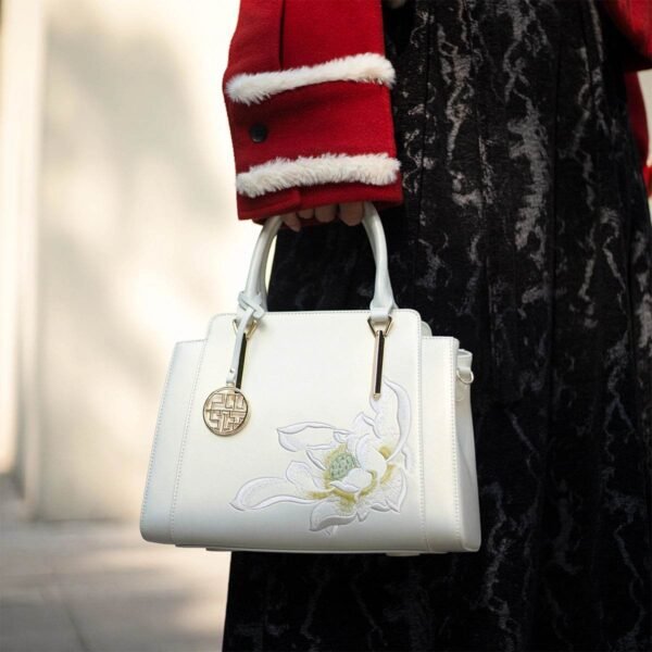 IMG_3403_レザー刺繍トートバッグ_ホワイト_ロータス_クロスボディバッグ_P120317 IMG_3403_Embroidery_Leather_Tote_Bag_White_Lotus_Crossbody_Bag_P120317