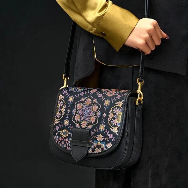 モデル_着画_歌_ブロケード_メッセンジャーバッグ_カジュアル_エレガンス01 Model_Wearing_Song_Brocade_Messenger_Bag_Casual_Elegance01
