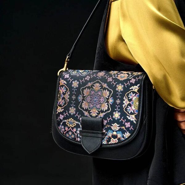モデル_着画_歌_ブロケード_メッセンジャーバッグ_カジュアル_エレガンス02 Model_Wearing_Song_Brocade_Messenger_Bag_Casual_Elegance02