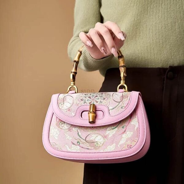 ソン-ブロケード-ピンク-マルベリー-シルク-ハンドバッグ-竹-ハンドル-モデル-保持 Song-Brocade-Pink-Mulberry-Silk-Handbag-Bamboo-Handle-Model-Holding