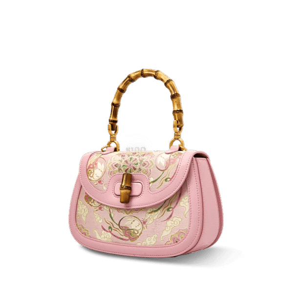 ソン-ブロケード-ピンク-マルベリー-シルク-ハンドバッグ-バンブーハンドル-サイドビュー Song-Brocade-Pink-Mulberry-Silk-Handbag-Bamboo-Handle-Side-View