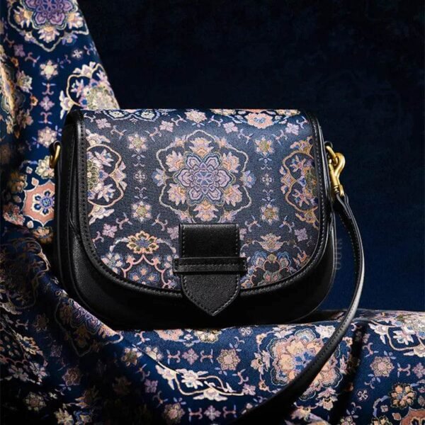 歌_ブロケードバッグ_伝統的な茶室でのセッティング Song_Brocade_Bag_in_Traditional_Tea_House_Setting