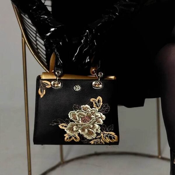 エンブロイダリーレザー・ブラックゴールドピオニーハンドバッグ_マキモデル詳細 embroidery-leather-black-gold-peony-handbag-_maki-model-detail