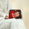 handmade-floral-embroidery-clutch-closeup-04-dedetail