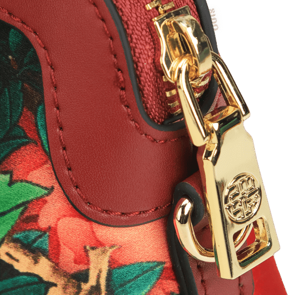 handmade-floral-embroidery-clutch-closeup-09-detail handmade-floral-embroidery-clutch-closeup-09-detail