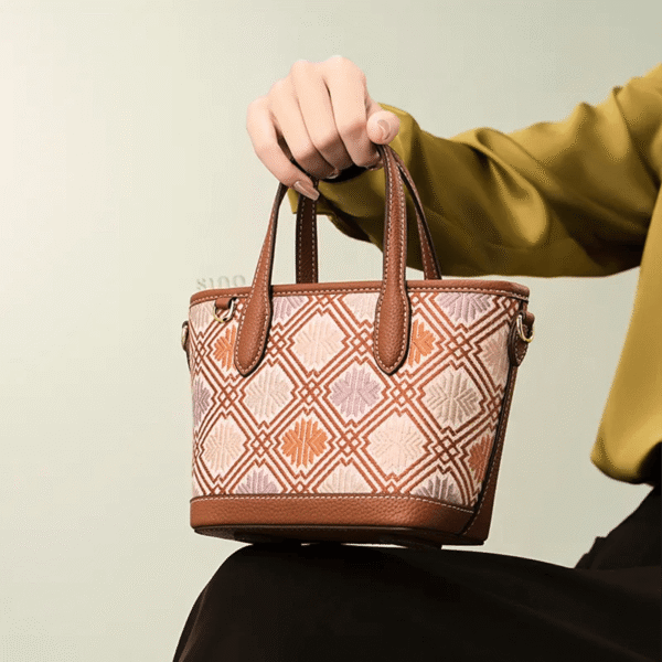 ラグジュアリー荘ブロケードエンブロイダリードレザージッパークロスボディバッグモデル座り膝手持ち luxury-zhuang-brocade-embroidered-leather-zipper-crossbody-bag-model-sitting-knee-handheld