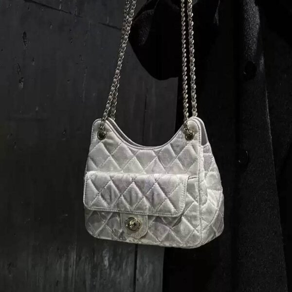 モデル-シノワズリー-ゴールド-ブロケード-アンダーアームバッグ model-holding-chinoiserie-gold-brocade-underarm-bag