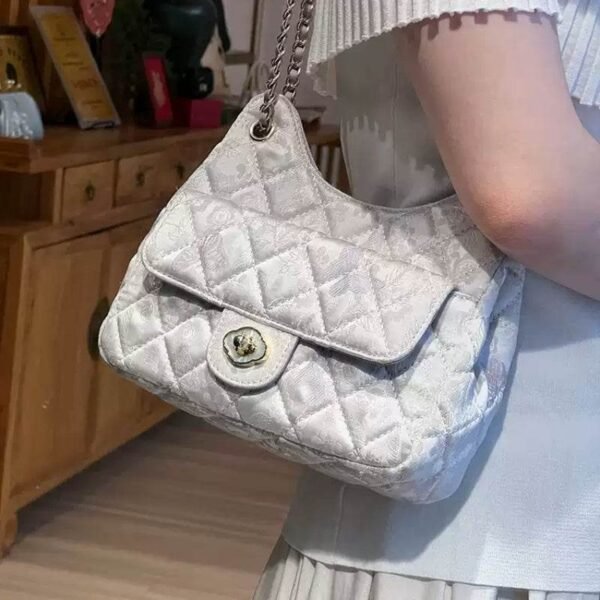 モデル着用シノワズリー・ゴールド・ブロケード・クロスボディバッグ model-wearing-chinoiserie-gold-brocade-crossbody-bag