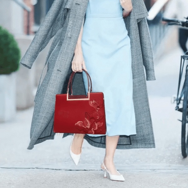 シノカルチャー・レッド・マグノリア・エンブロイダリー・レザートート・モデル-2 sinocultural-red-magnolia-embroidery-leather-tote-model-2