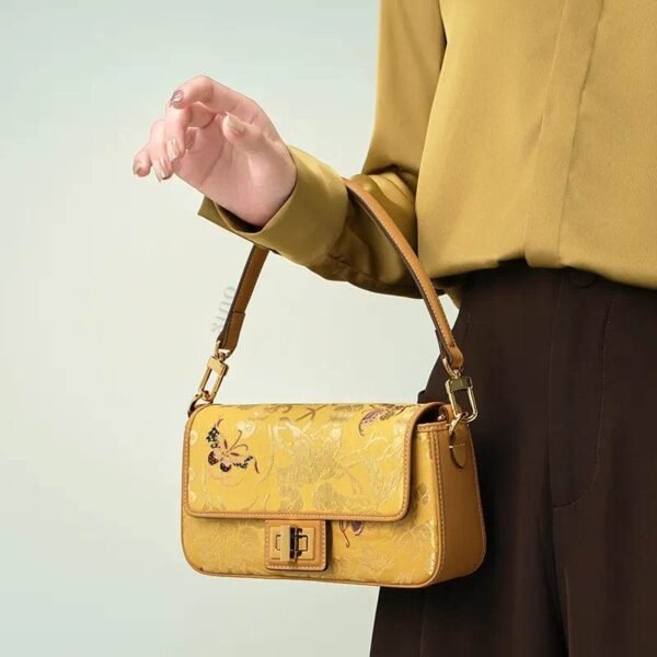 yunjin-brocade-leather-handbag-embroidered-butterfly-pattern-model-sitting-knee-handheld yunjin-brocade-leather-handbag-embroidered-butterfly-pattern-model-sitting-knee-handheld