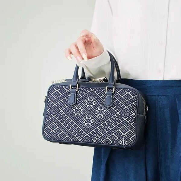 荘-廣翔-燕窩-embroidered-leather-crossbody-bag-model-blue-dress-handheld zhuang-brocade-flying-swallow-embroidered-leather-crossbody-bag-model-blue-dress-handheld